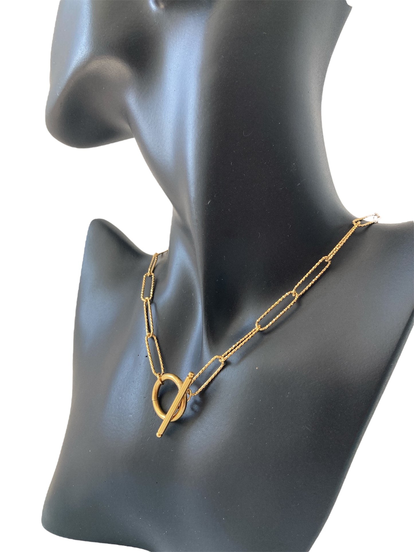cadena eslabones oro en maniquí cerca