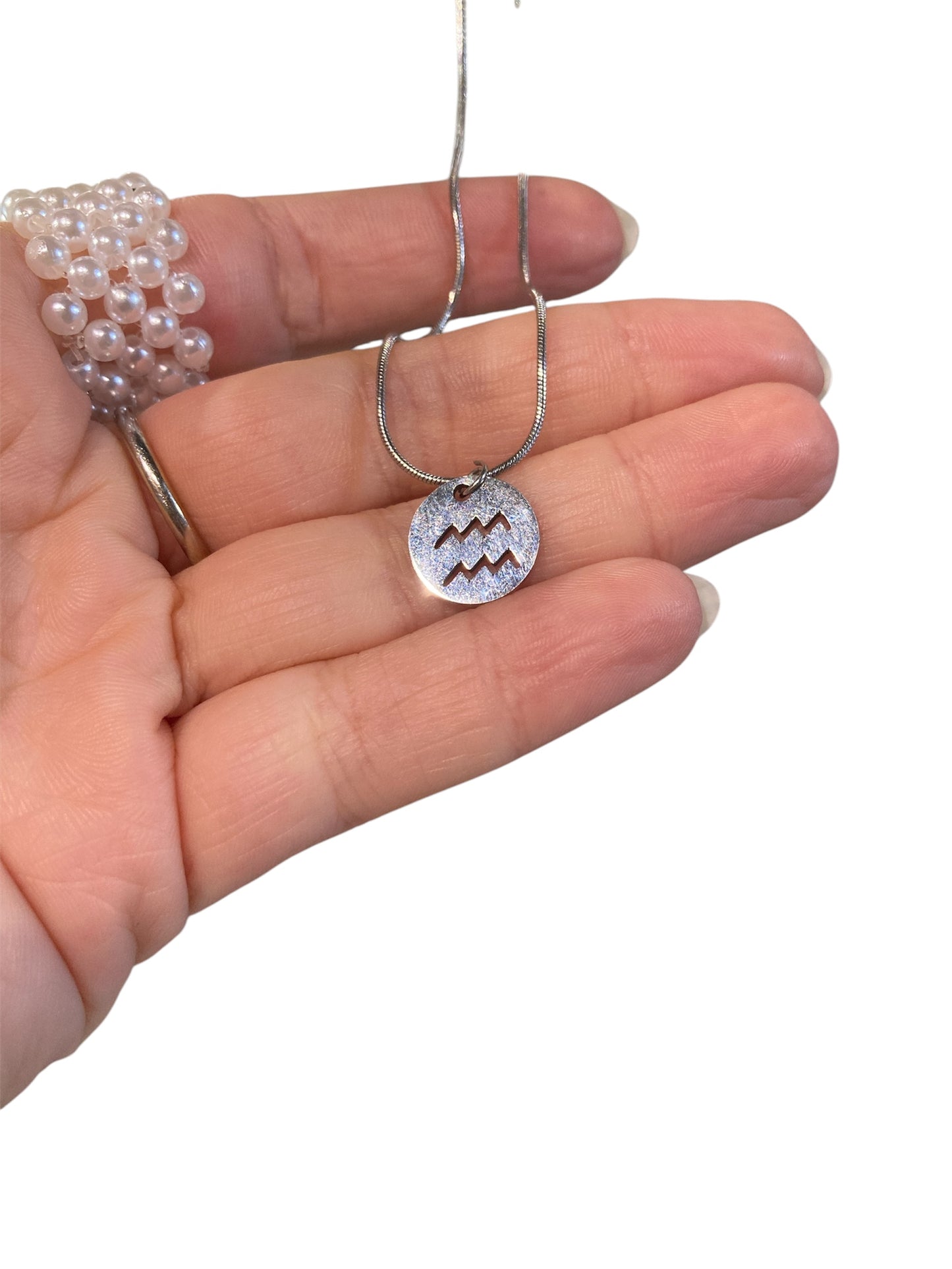 Collar signo zodiacal personalizado en acero inoxidable con cadena fina acuario