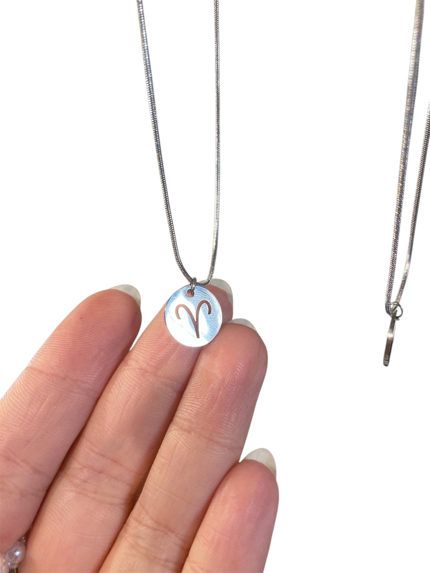 Collar signo zodiacal personalizado en acero inoxidable con cadena fina