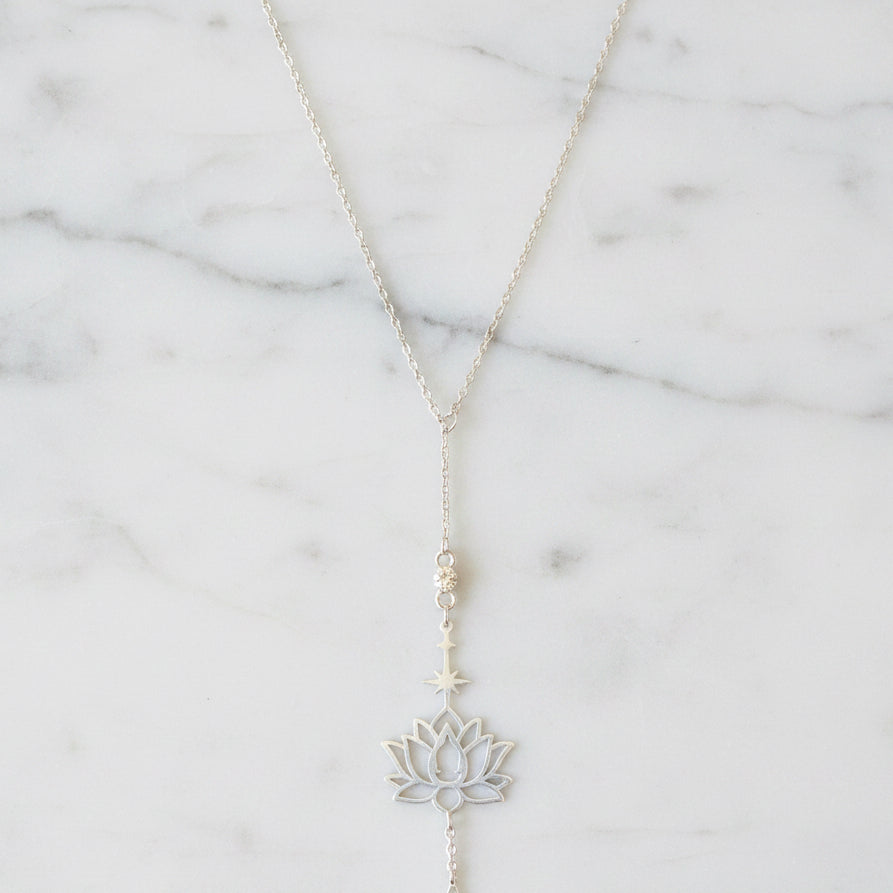 collar flor lotus cerca
