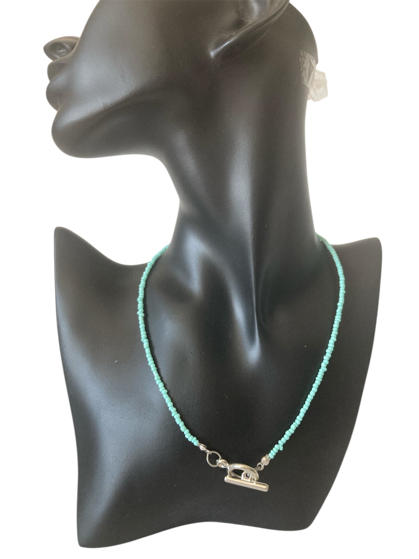Collar de cristal azul pastel con cierre OT de acero inoxidable – diseño inspirado en el mar expuesto