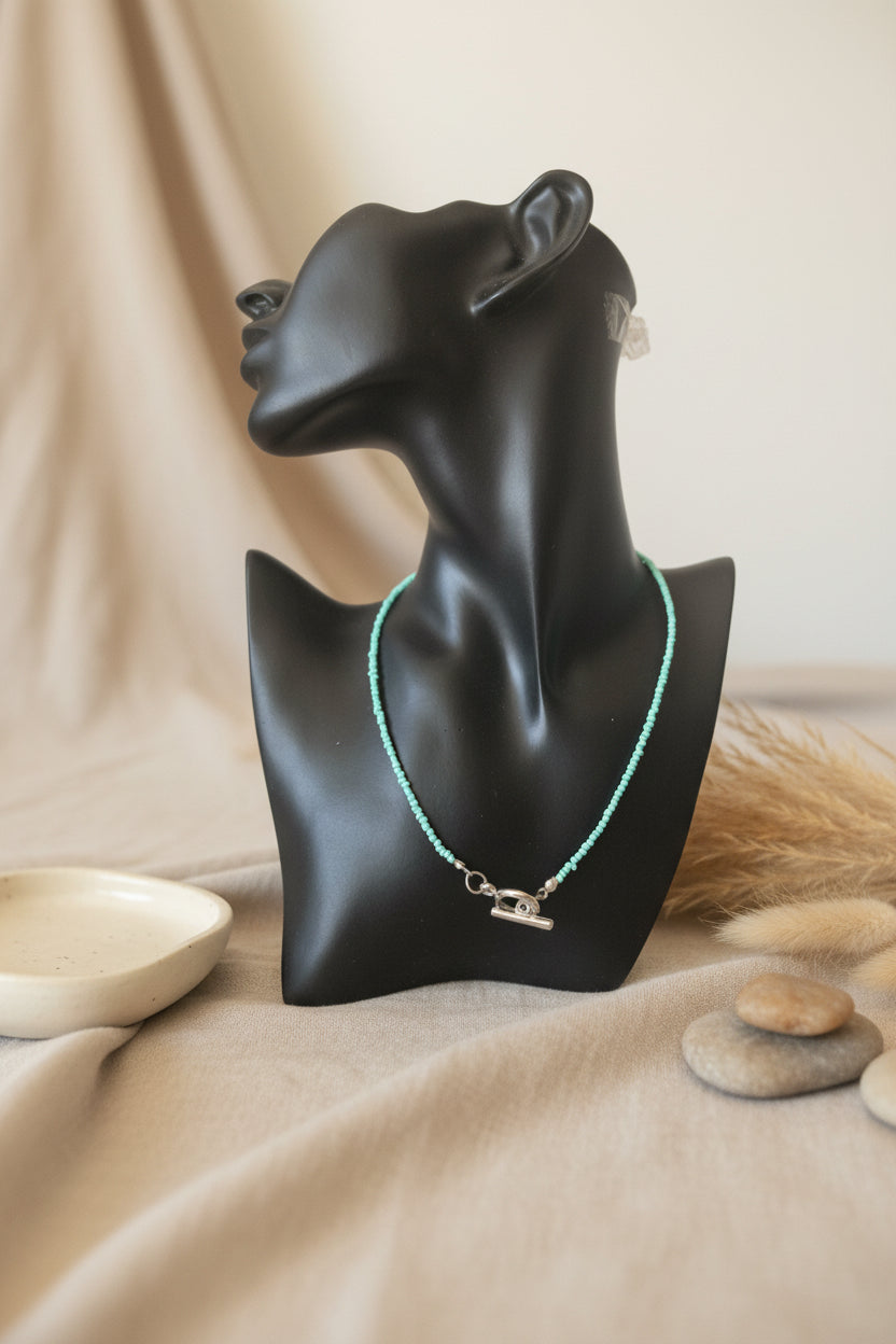Collar de cristal azul pastel con cierre OT de acero inoxidable – diseño inspirado en el mar expuesto