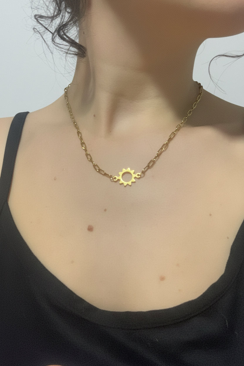 collar sol dorado puesto