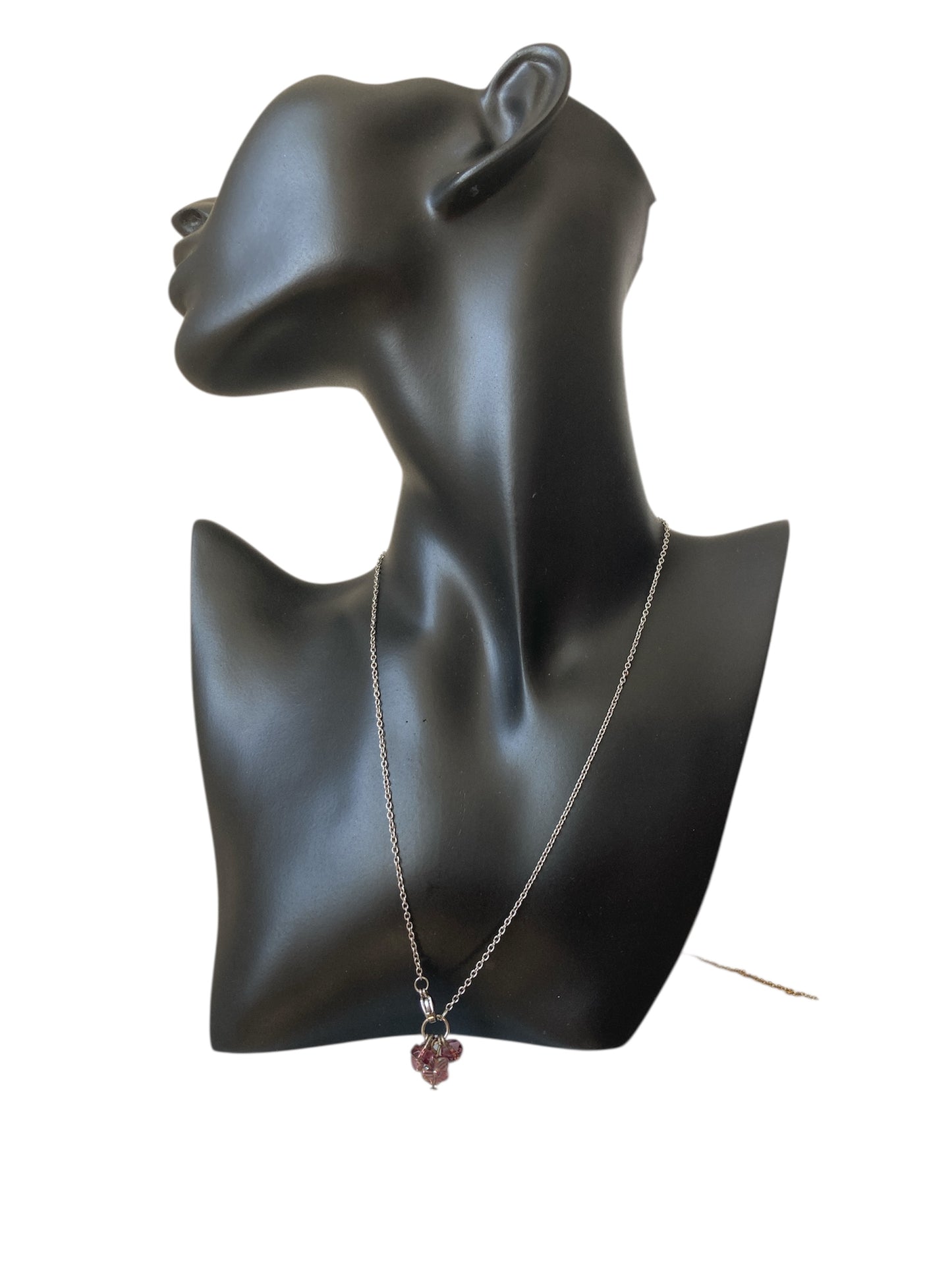 collar violeta expuesto en maniquí
