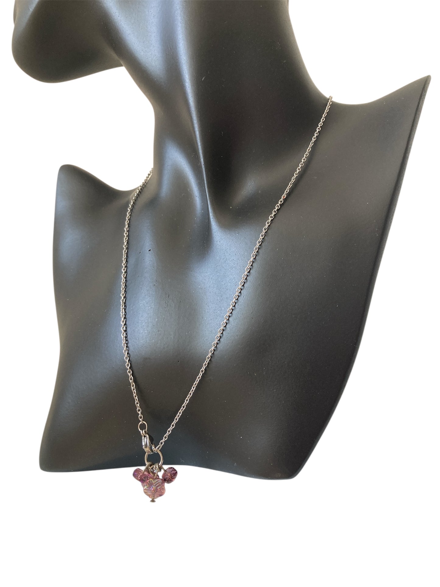 collar violeta expuesto en maniquí cerca