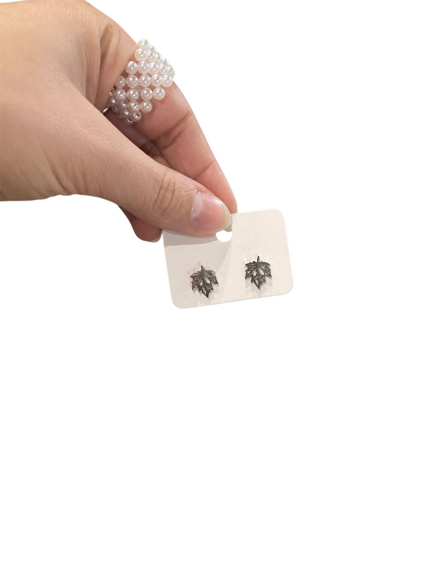 Detalle de pendientes Hoja Otoñal con diseño de hojas caídas