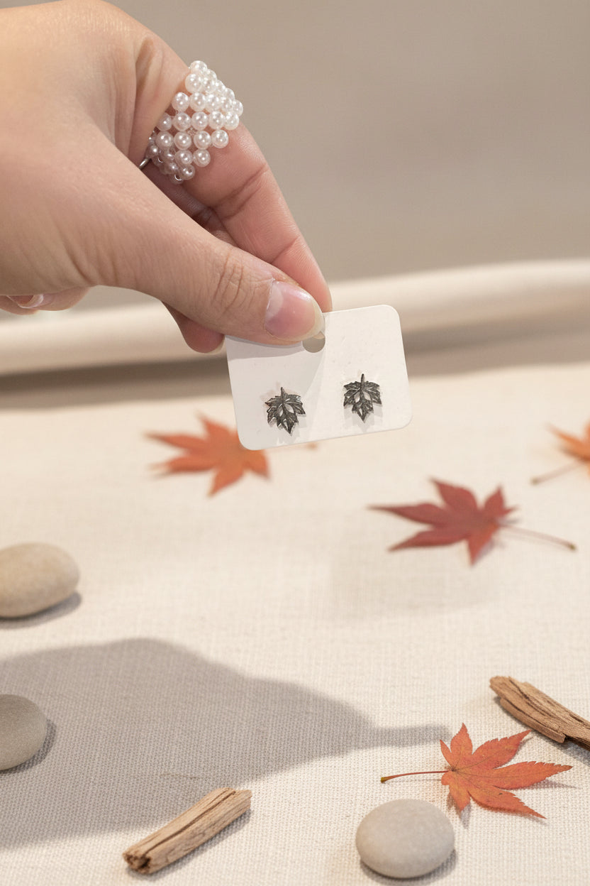 Detalle de pendientes Hoja Otoñal con diseño de hojas caídas