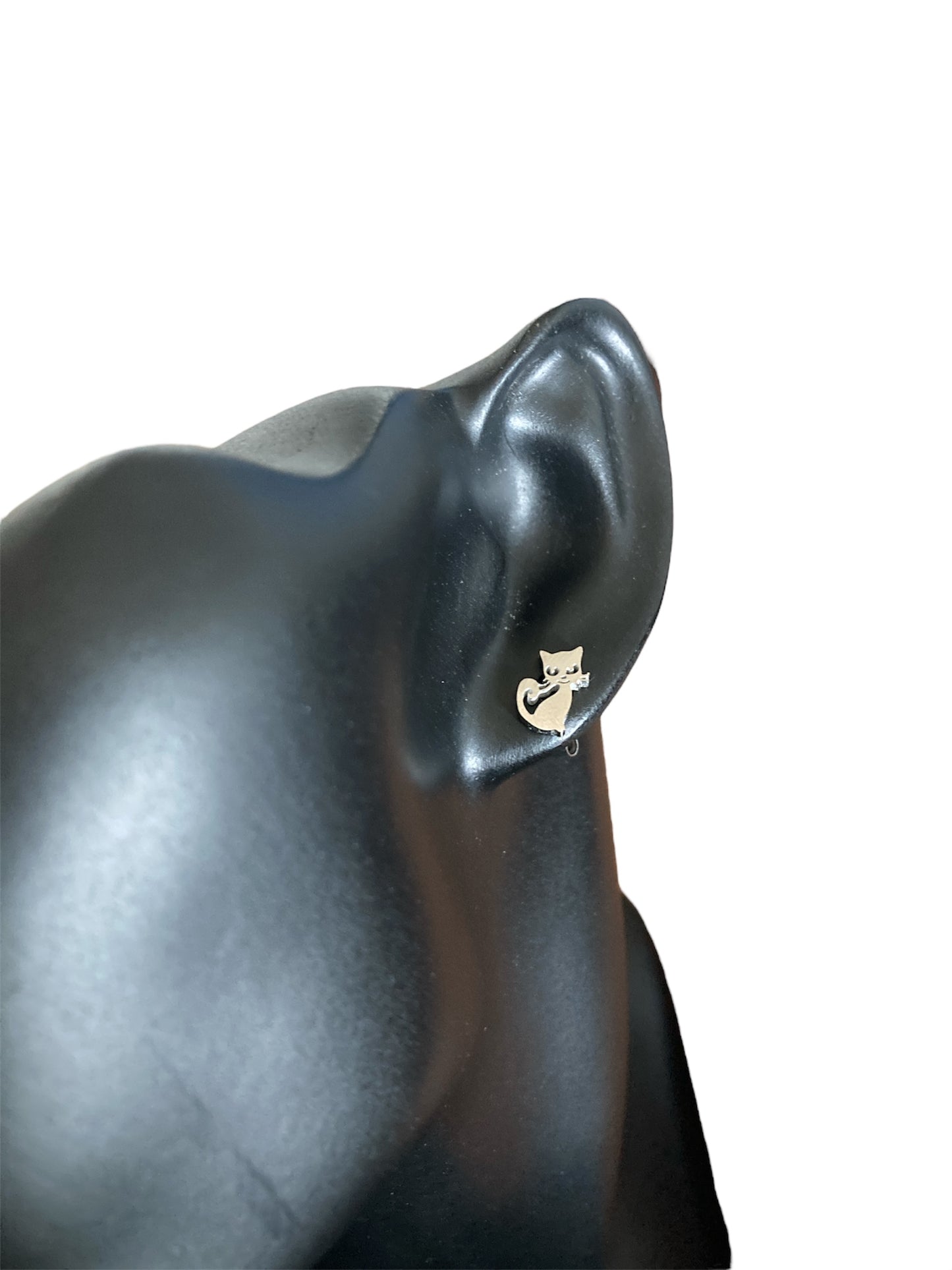 pendientes salem plata expuesto en maniquí