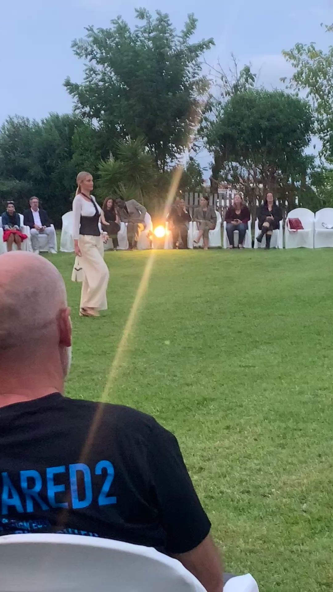 Desfile con modelo con bolso