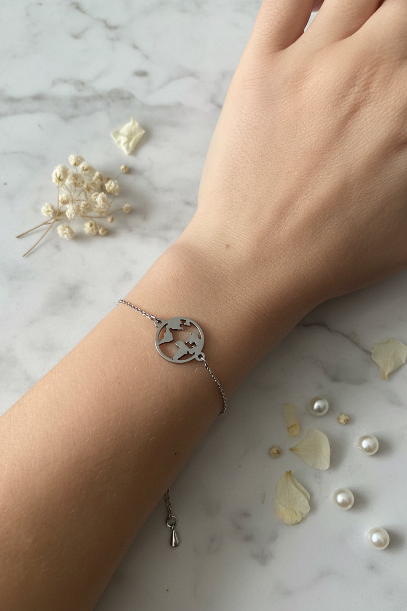pulsera de plata puesta