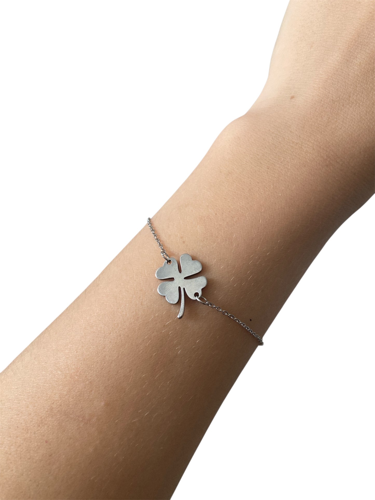 pulsera trébol puesto