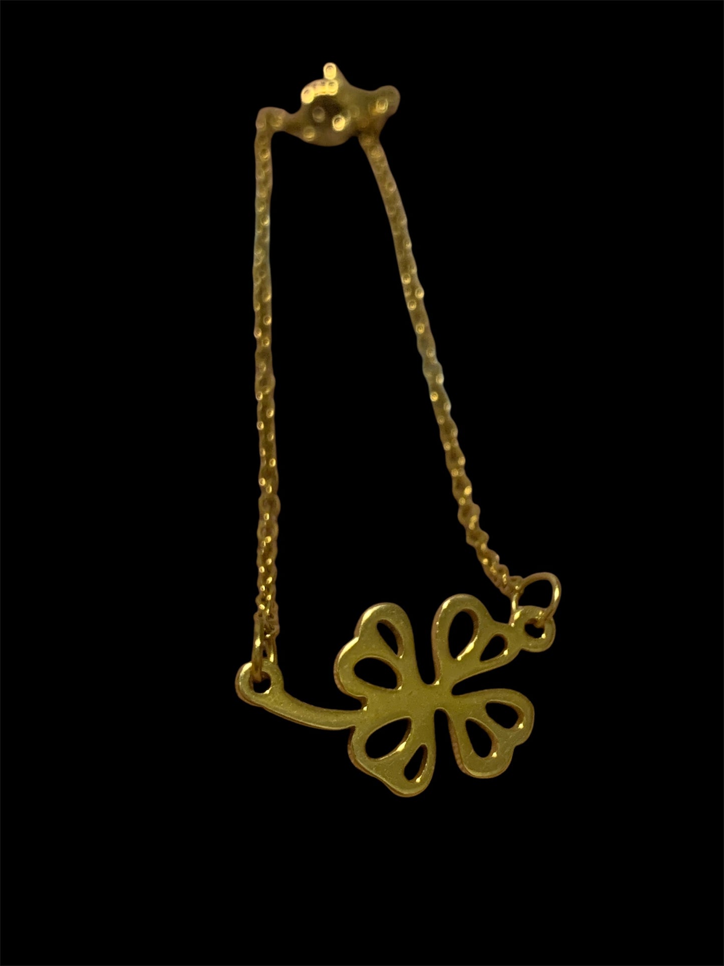 pulsera trébol puesto oro cerca