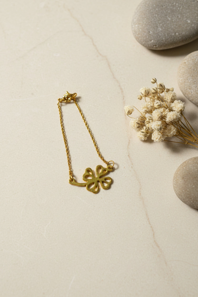 pulsera trébol puesto oro cerca