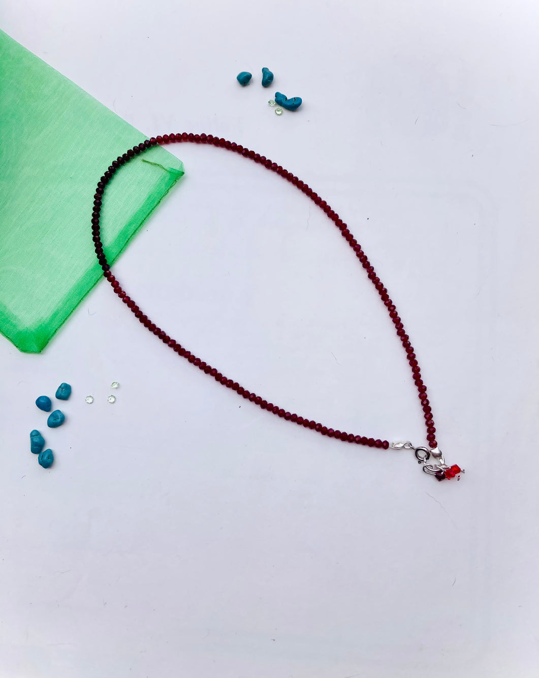 Colgante de tupíes rojos en el collar artesanal Vino y No Se Fue