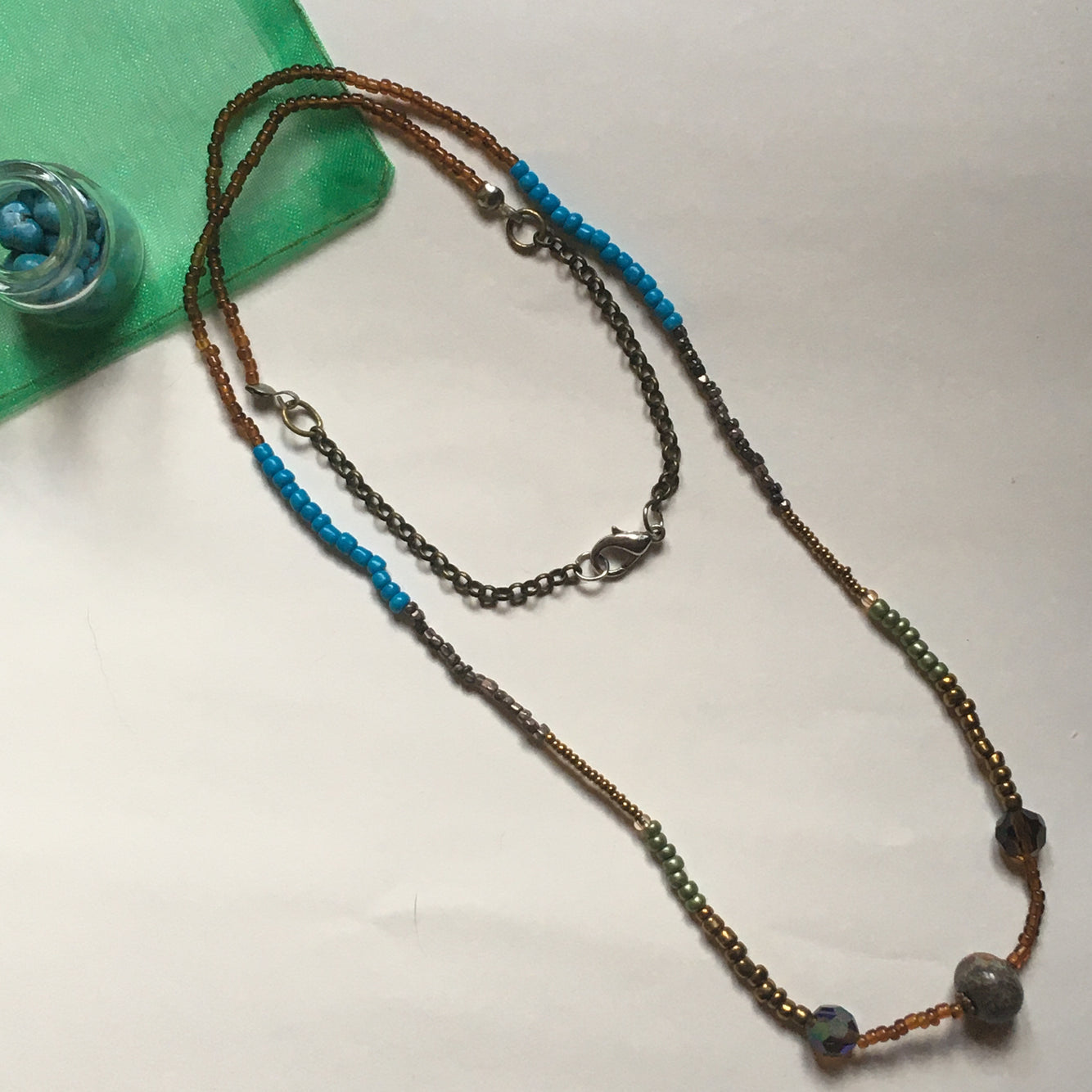 Collar Fort con cuentas turquesa y marrón de Salem Bisutería lejos