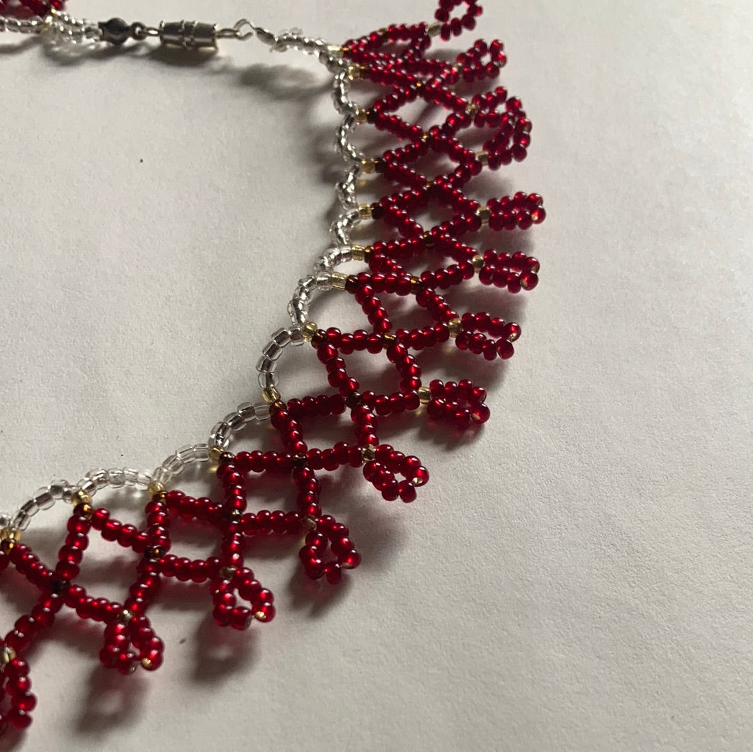 Collar Madame Rouge de cuentas rojas trenzadas estilo gargantilla cerca al detalle