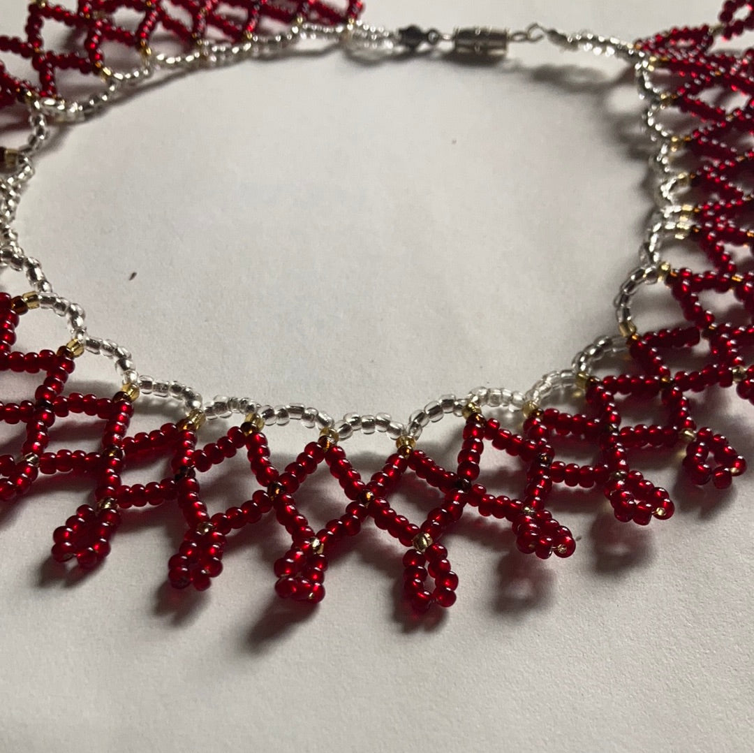 Collar Madame Rouge de cuentas rojas trenzadas estilo gargantilla cerca