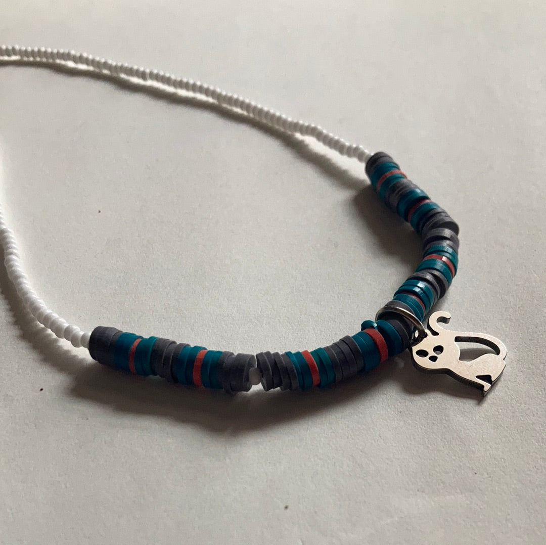 Collar Salem con colgante de gato sentado en acero inoxidable cerca