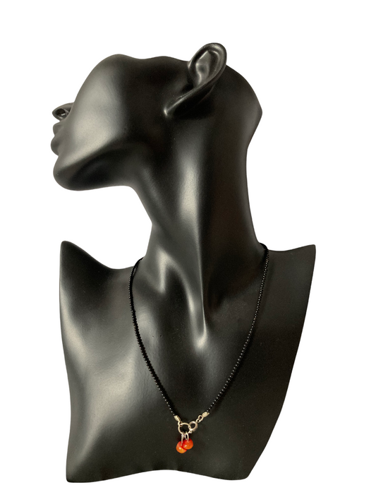 Collar Volcán con cuentas de piedra volcánica natural y cierre de acero inoxidable en maniquí