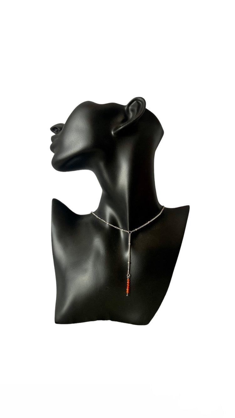Collar con cadena fina y colgantes de tupí NARANJA– joya delicada de Salem Bisutería EN MANIQUI