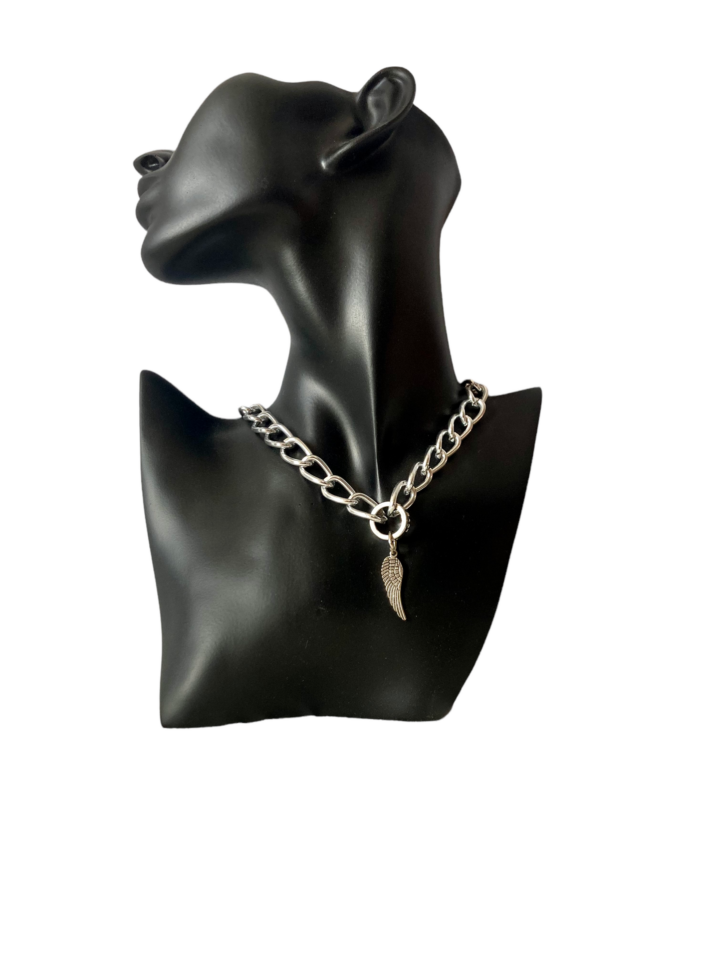 Collar de cadena gruesa con colgante de ala de ángel en acero inoxidable – estilo rock Salem Bisutería EN MANIQUI
