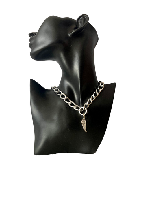 Collar de cadena gruesa con colgante de ala de ángel en acero inoxidable – estilo rock Salem Bisutería EN MANIQUI