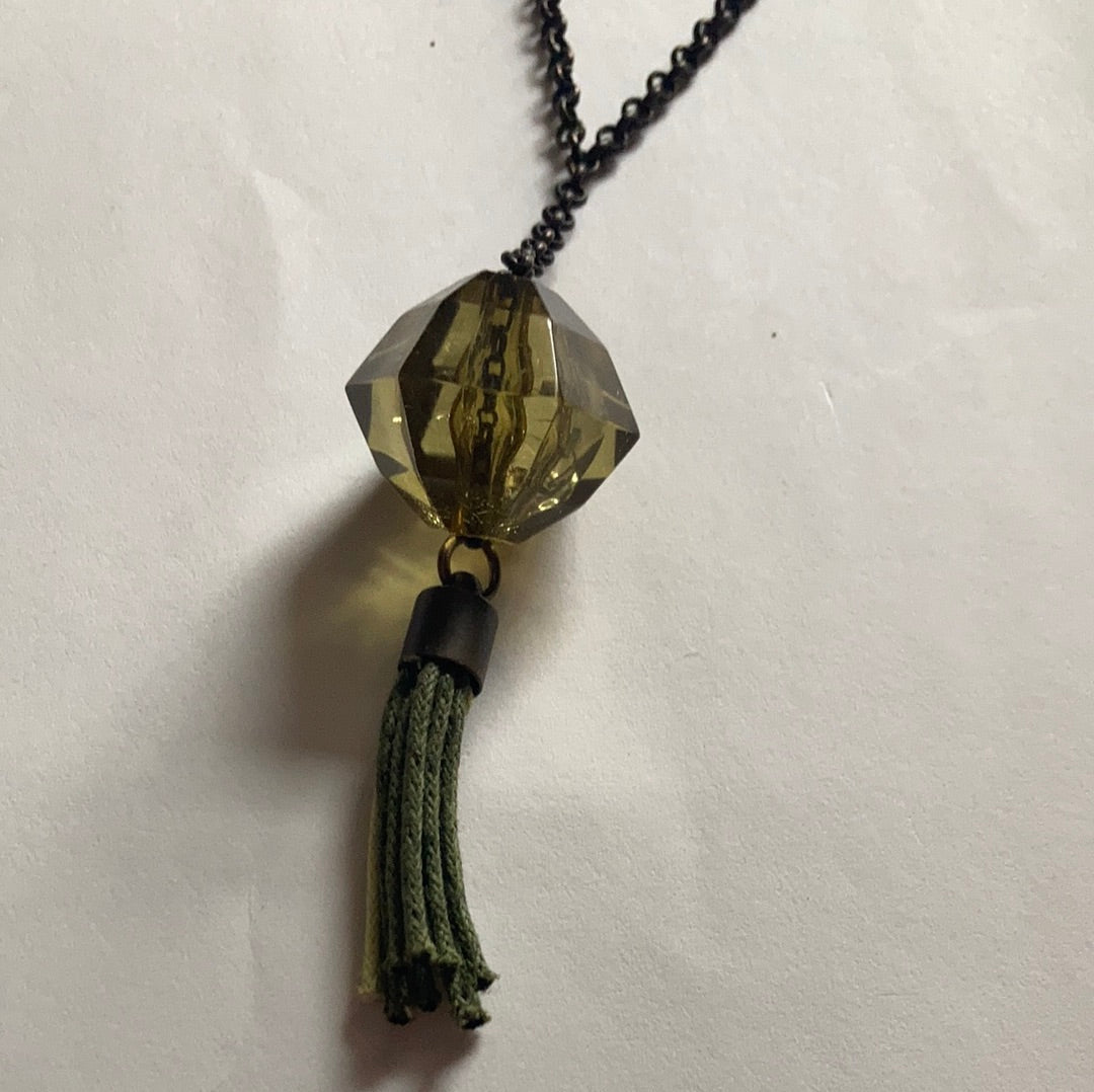 Collar largo con cadena rolón y colgante de plástico – estilo boho de Salem Bisutería CERCA