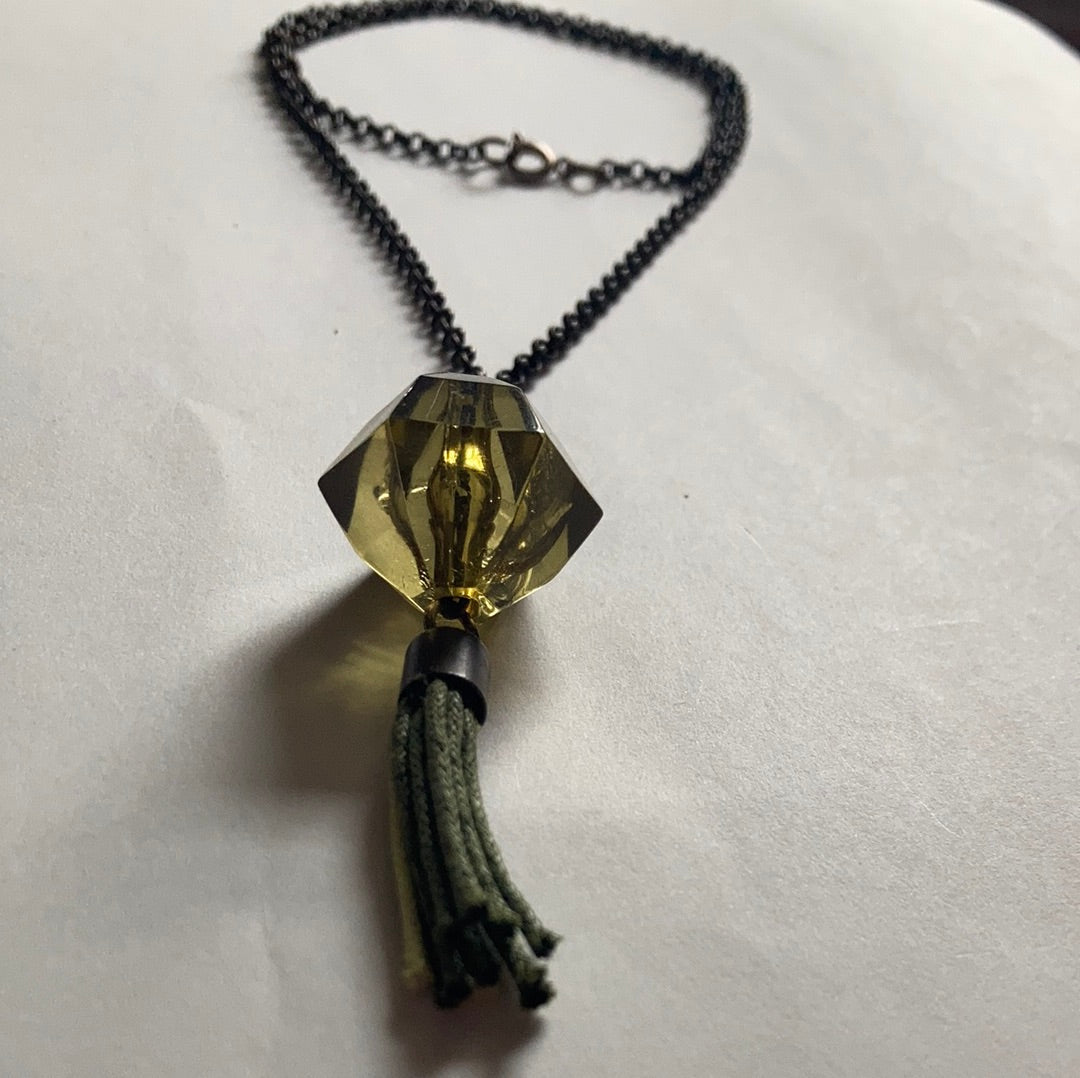 Collar largo con cadena rolón y colgante de plástico – estilo boho de Salem Bisutería EN DETALLE