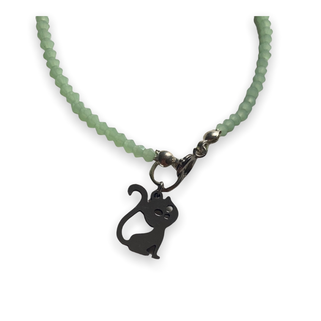 Pulsera de cristal con tupies de 3mm en verde y colgante Salem de acero inoxidable