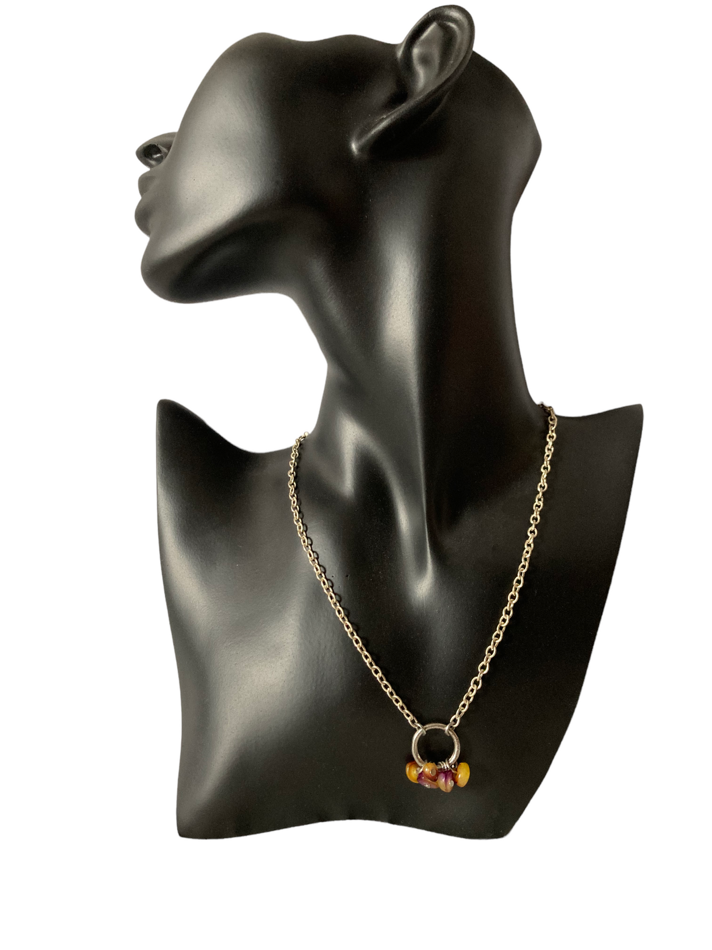 collar mineral amarillo/marron en maniquí