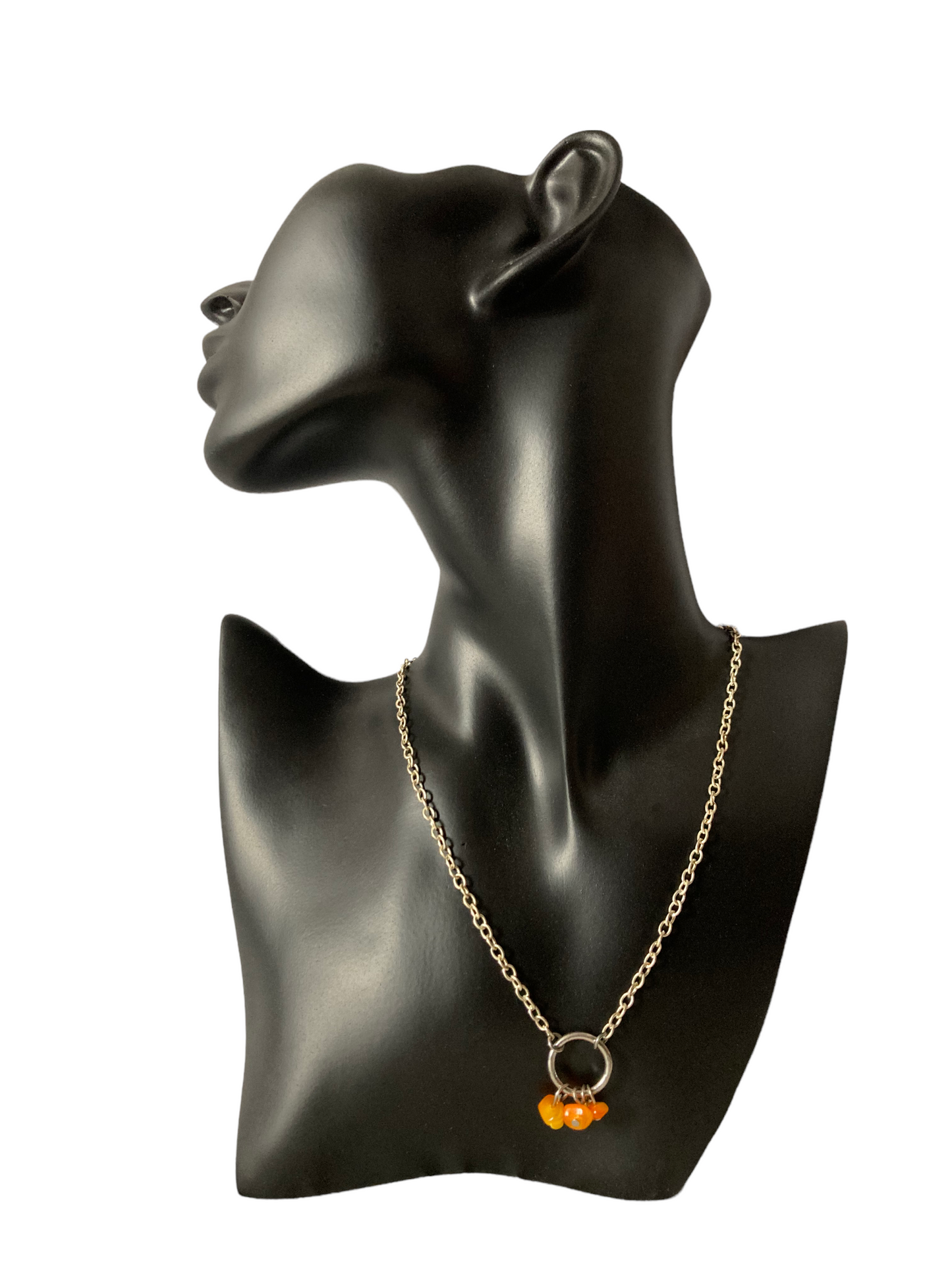 collar mineral naranja en maniqui