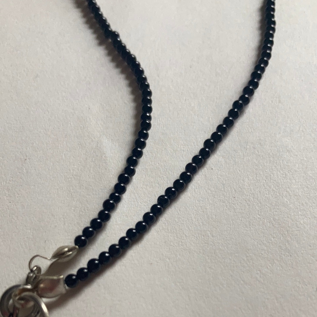 collar volcánico cerca cuentas
