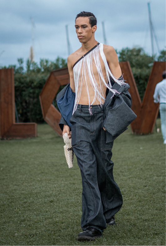 Modelo con bolso cruz 