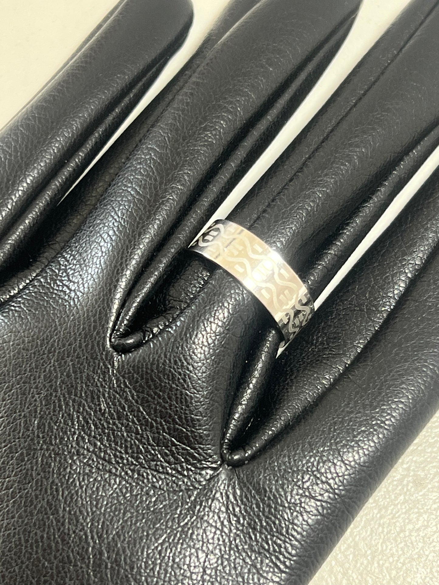 Anillos Simples Plateados – Acero Inoxidable Artesanales | Salem Bisutería