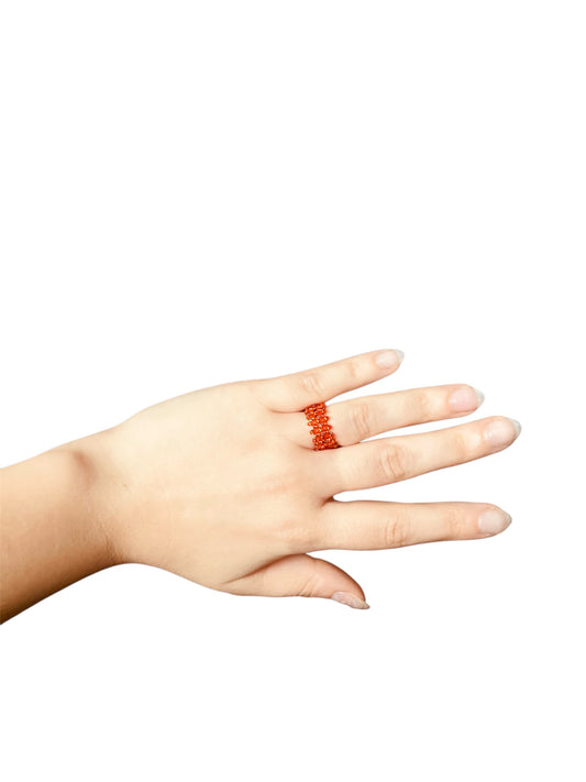 Anillo trenzado naranja de cuentas