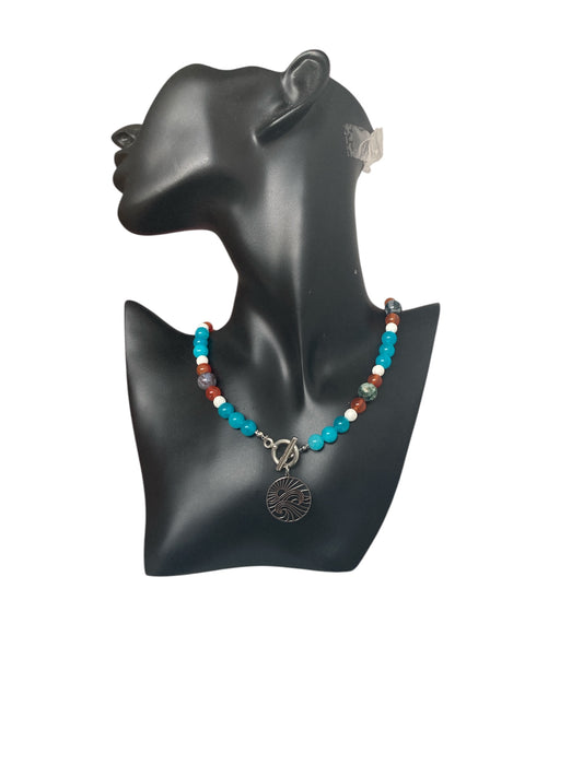 Collar artesanal con cuentas de vidrio multicolor y colgante de acero inoxidable con cierre OT