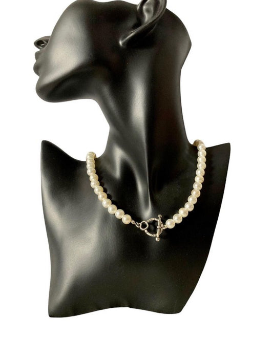 Collar estilo Marilyn Monroe con perlas sintéticas y cierre OT de acero inoxidable EXPUESTO EN MANIQUÍ