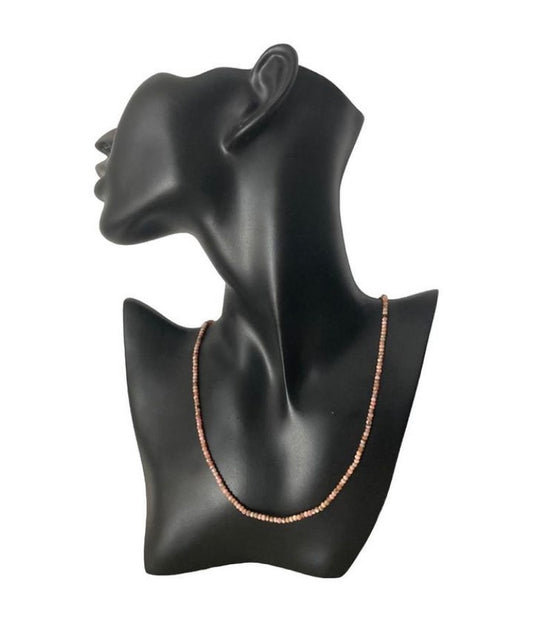 Collar de rodonita de Salem Bisutería con piedras naturales rosadas y cierre de acero inoxidable EXPUESTO EN MANIQUÍ