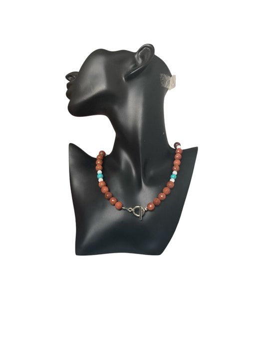 Collar de cuentas de vidrio en tonos marrones, blancos y turquesa con cierre OT de acero inoxidable