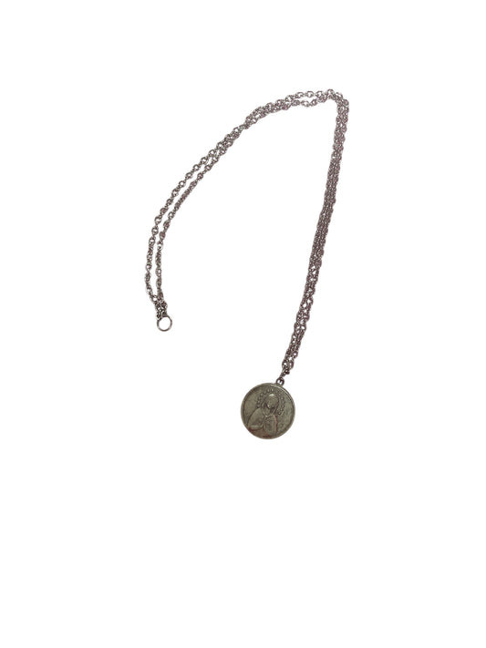 Collar semilargo de acero inoxidable con cadena de eslabones semigrandes y colgante de la Virgen Patrona
