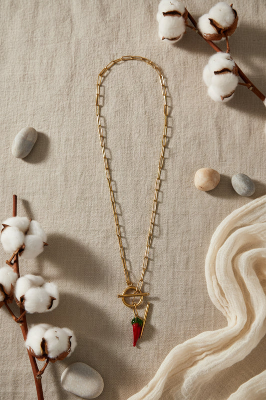 Collar Chili con cadena dorada de acero inoxidable y colgante artesanal de vidrio rojo en forma de jalapeño de arriba
