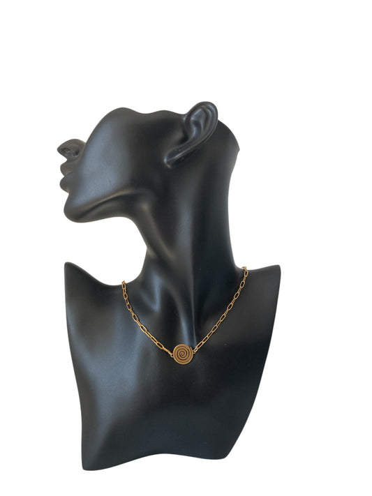 Collar Espiral de Cadena Dorado de Acero Inoxidable con Cierre OT en maniquí