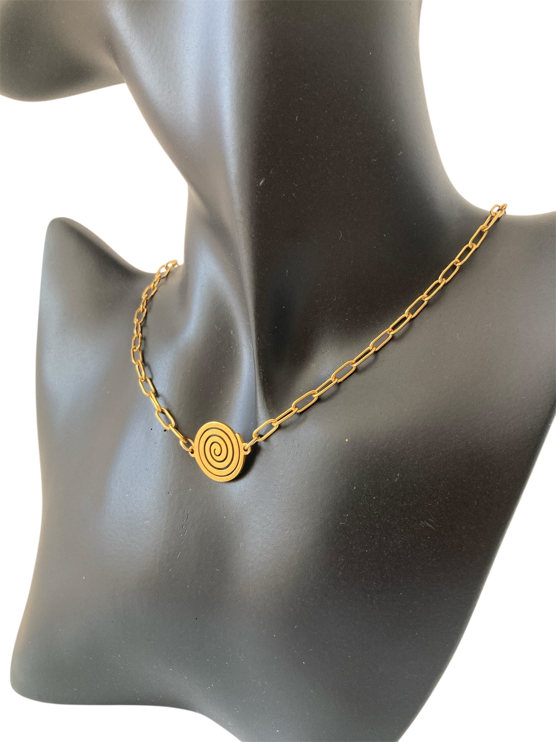 Collar Espiral de Cadena Dorado de Acero Inoxidable con Cierre OT en maniquí cerca