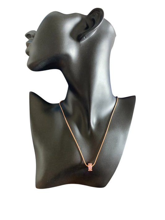 Collar Floral de cadena Serpiente expuesto en maniquí