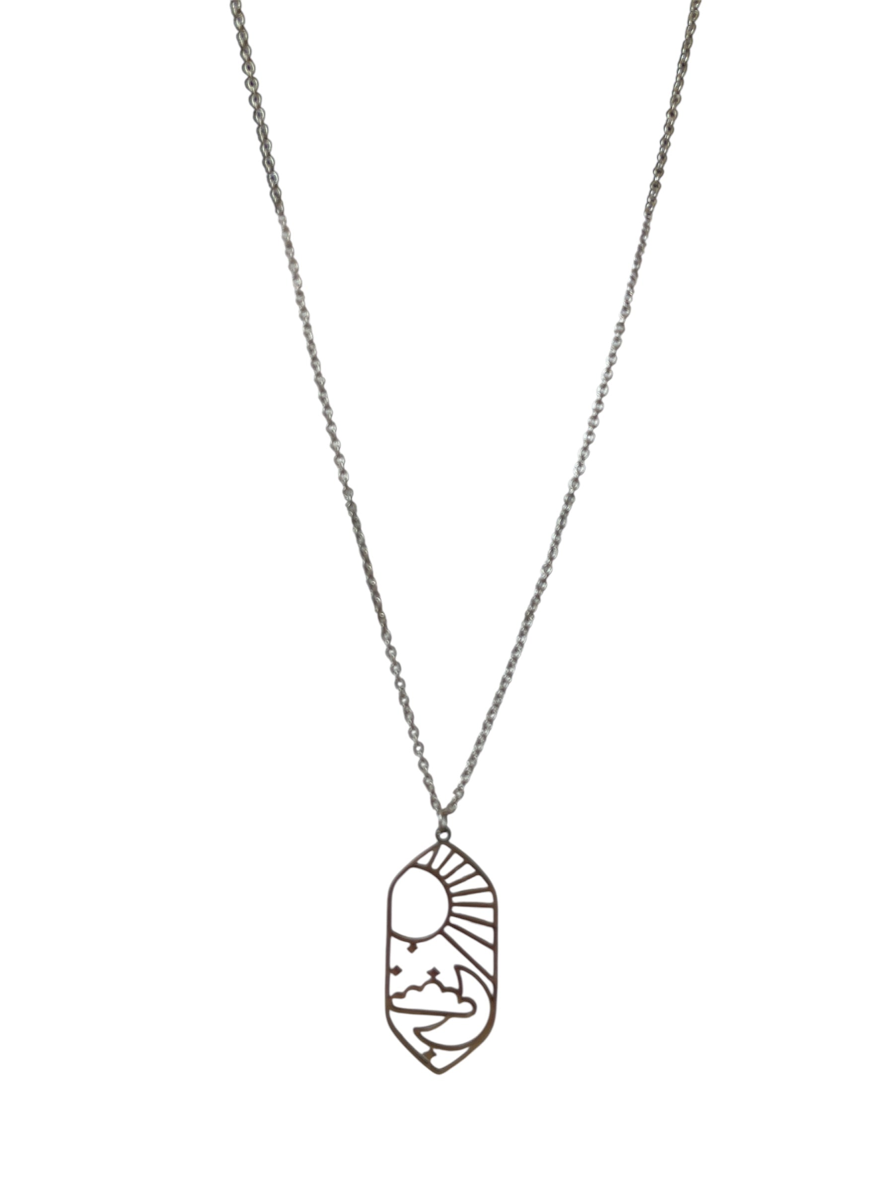 Collar Largo Minimalista en Acero Inoxidable cerca diseño 1