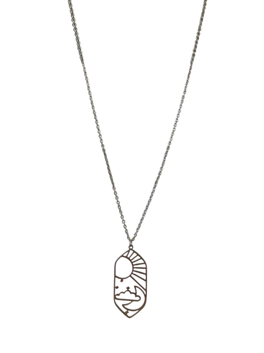 Collar Largo Minimalista en Acero Inoxidable cerca diseño 1