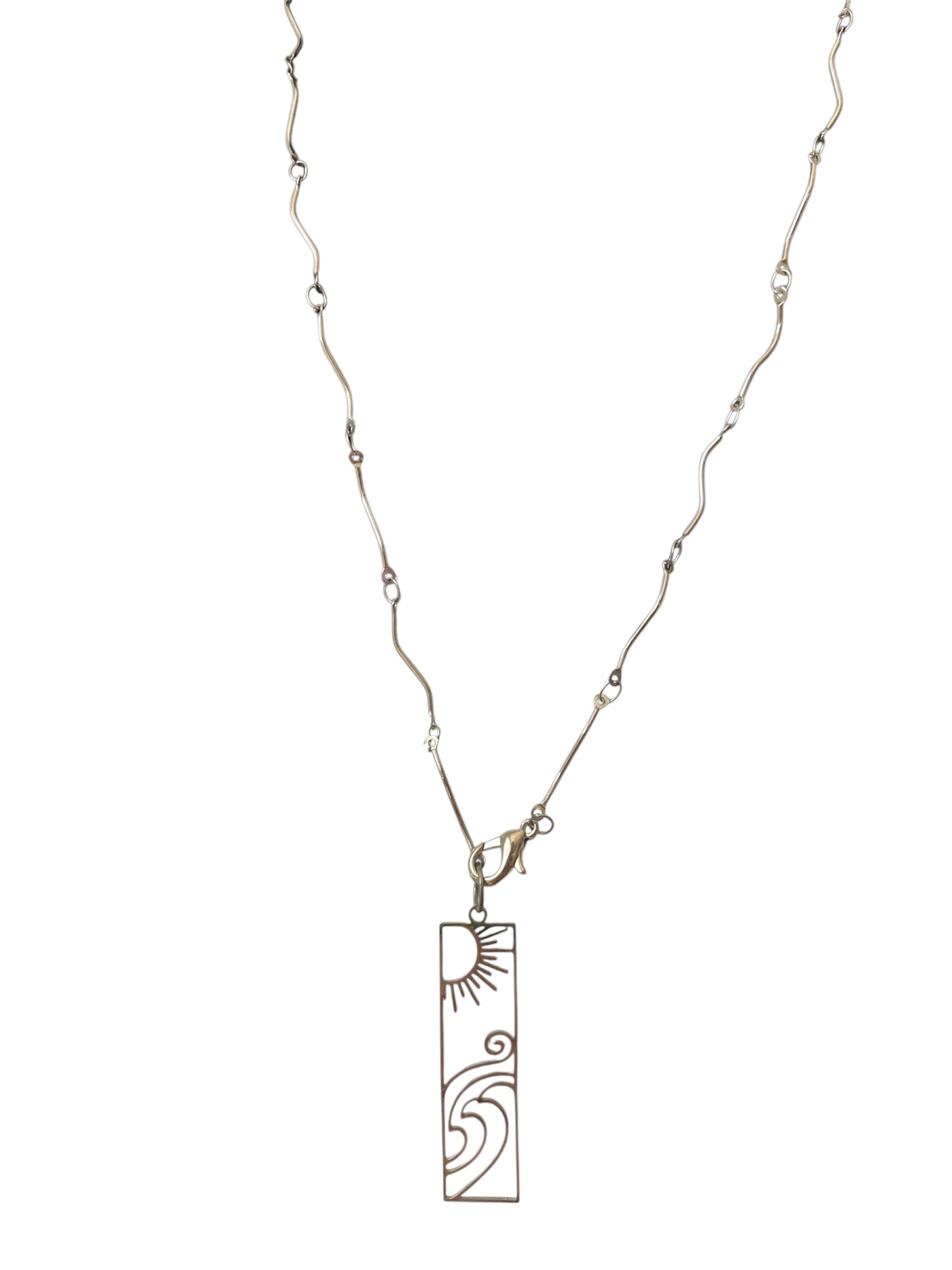 Collar Largo Minimalista en Acero Inoxidable cerca diseño 4