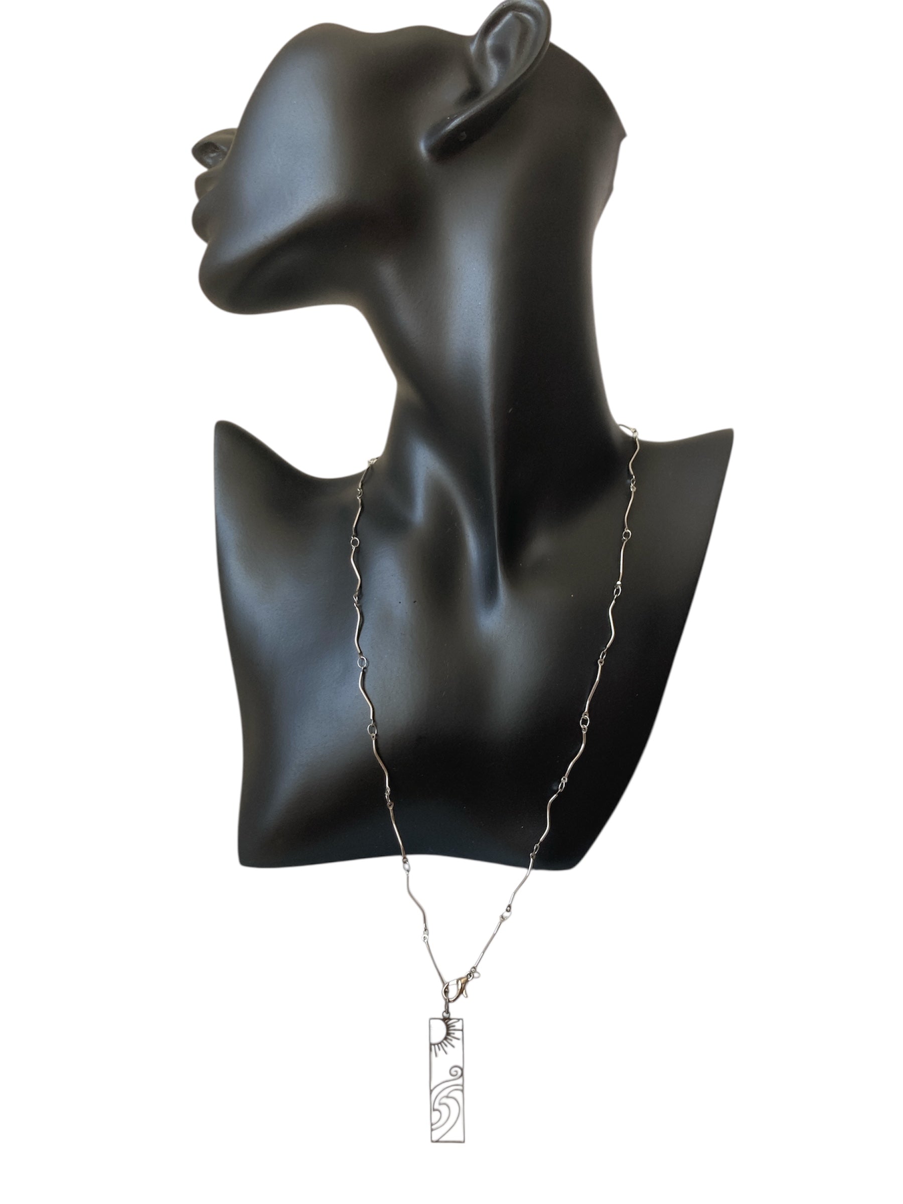 Collar Largo Minimalista en Acero Inoxidable en maniqui diseño 4