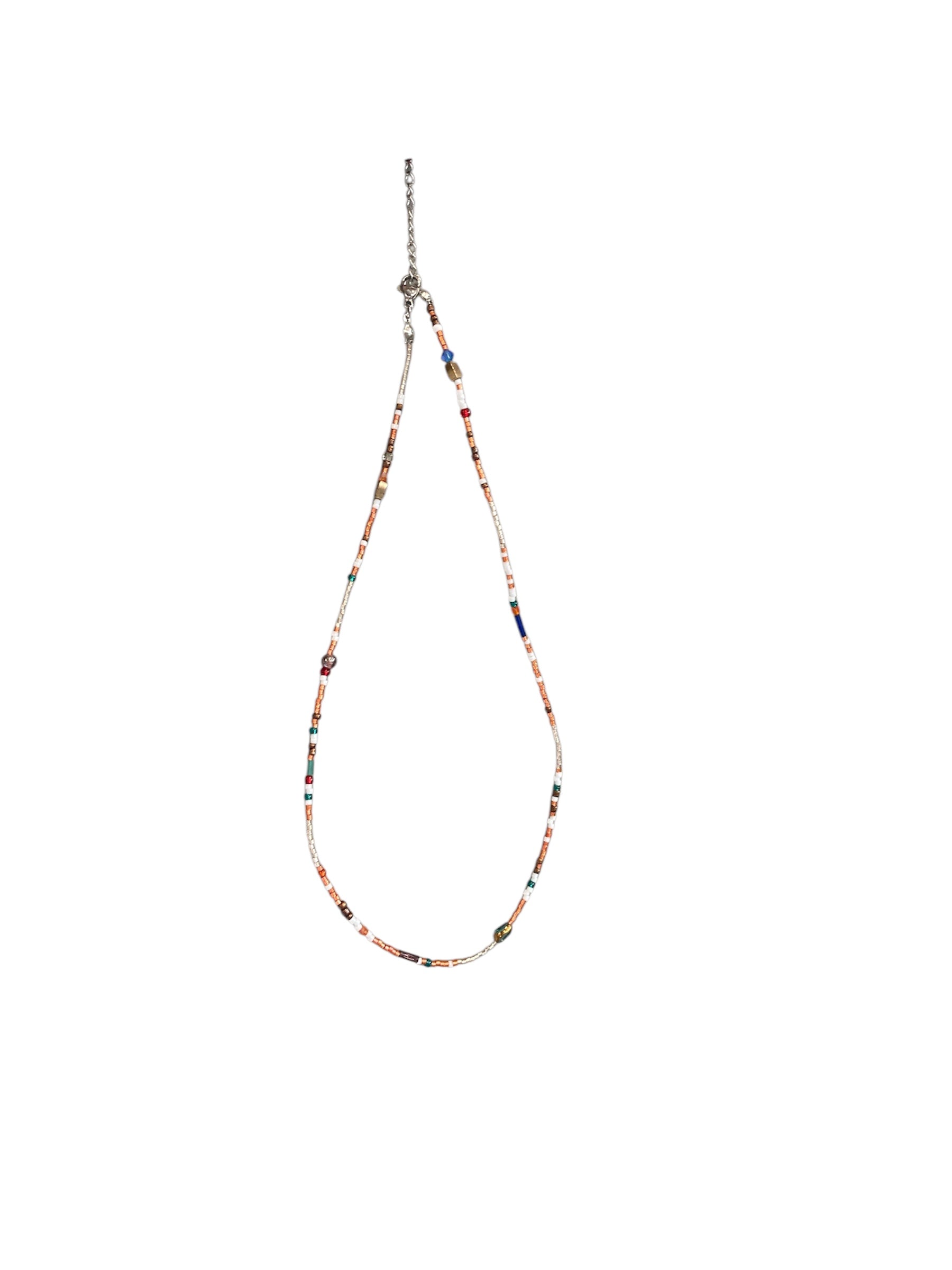 Collar artesanal con cuentas de cristal en tonos cálidos. Diseño boho chic, ideal para looks de primavera y verano. Hecho a mano por Salem Bisutería.