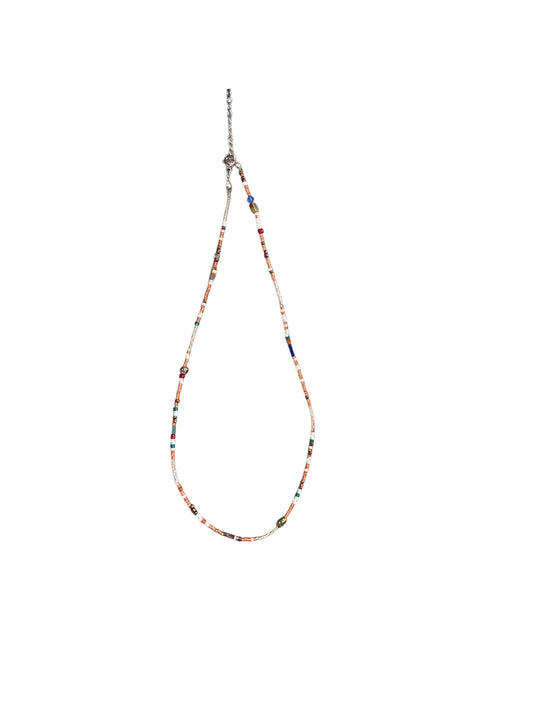 Collar artesanal con cuentas de cristal en tonos cálidos. Diseño boho chic, ideal para looks de primavera y verano. Hecho a mano por Salem Bisutería.